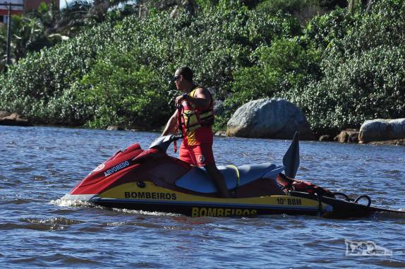 Salva-vida em seu veículo de trabalho na Guarda do Embaú, litoral sul de Santa Catarina